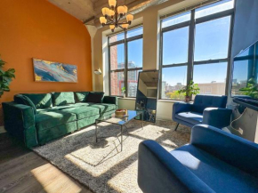 McCormick Place 2b-2b family unit with optional parking and gym access sleeps up to 8